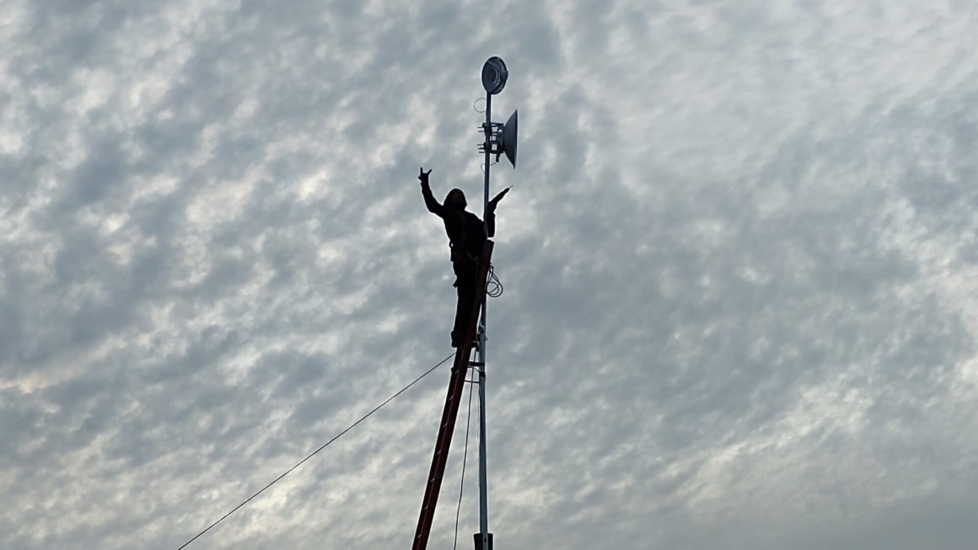 Técnico nora instalando antena al atardecer en el corredor costero del Maule